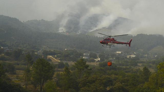 Un helicóptero trabaja en la extinción del incendio en una foto de archivo.