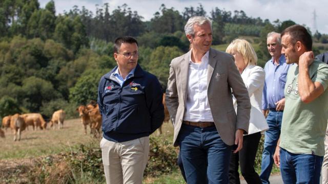 Alfonso Rueda durante una visita a una explotación vacuna.