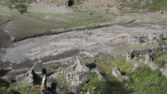 Restos del núcleo urbano que quedo anegado cuando se construyó la presa en Negreira de Muñiz (Lugo).