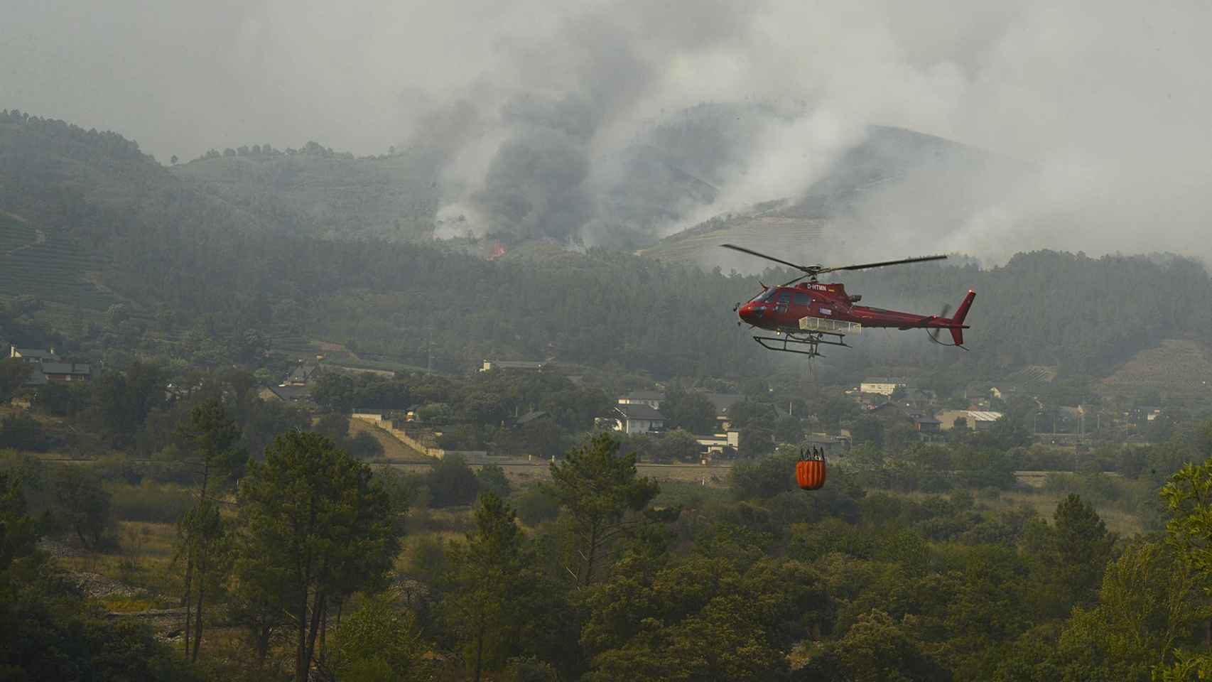 Un helicóptero trabaja en la extinción del incendio en una foto de archivo.