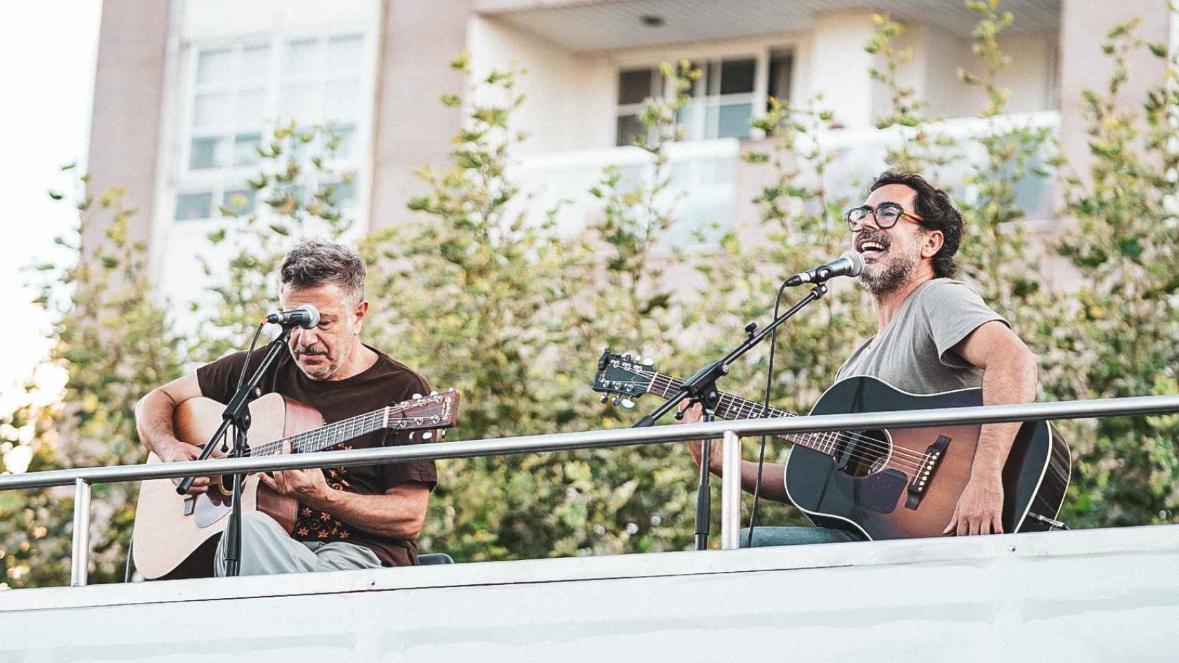 Pablo Novoa junto a Amaro Ferreiro en la inauguración del Barbeira Season Fest de Baiona.