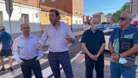 El concejal de Movilidad y Espacio Urbano, Luis Vélez, con el alcalde de Valladolid, Óscar Puente, y los representantes de la Asociación Vecinal 'El Refugio' presentando la reurbanización de la calle Quebrada