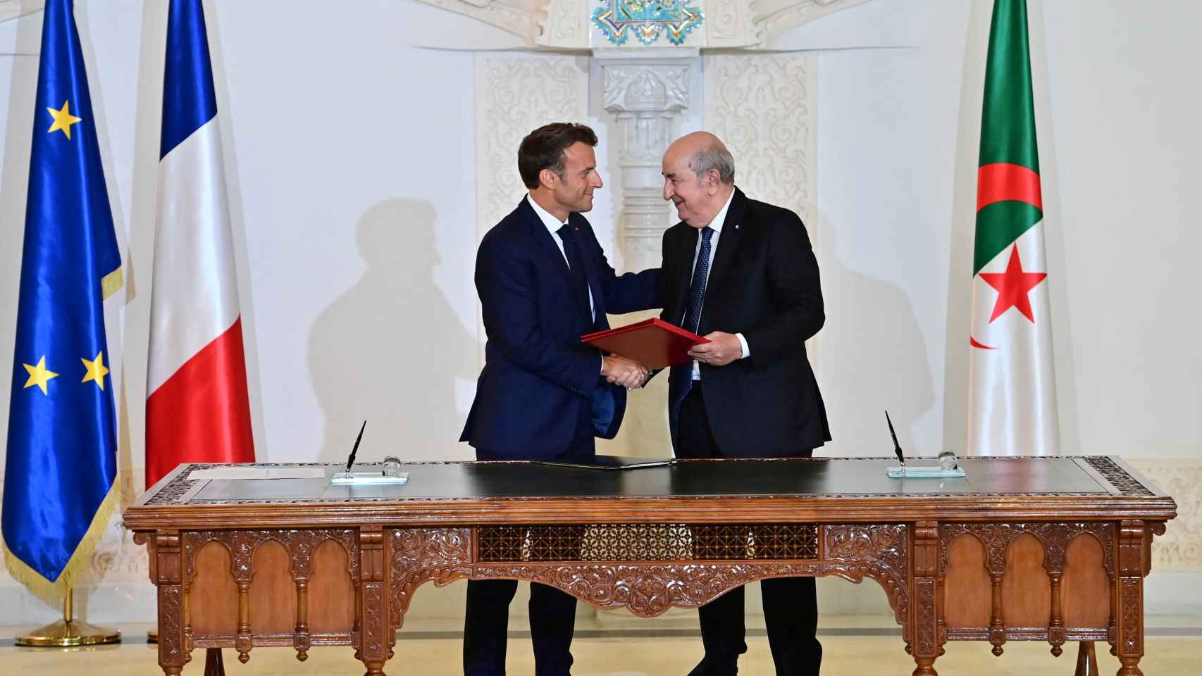 El presidente argelino y el presidente francés, antes de la firma de un nuevo acuerdo gasístico en Argel.