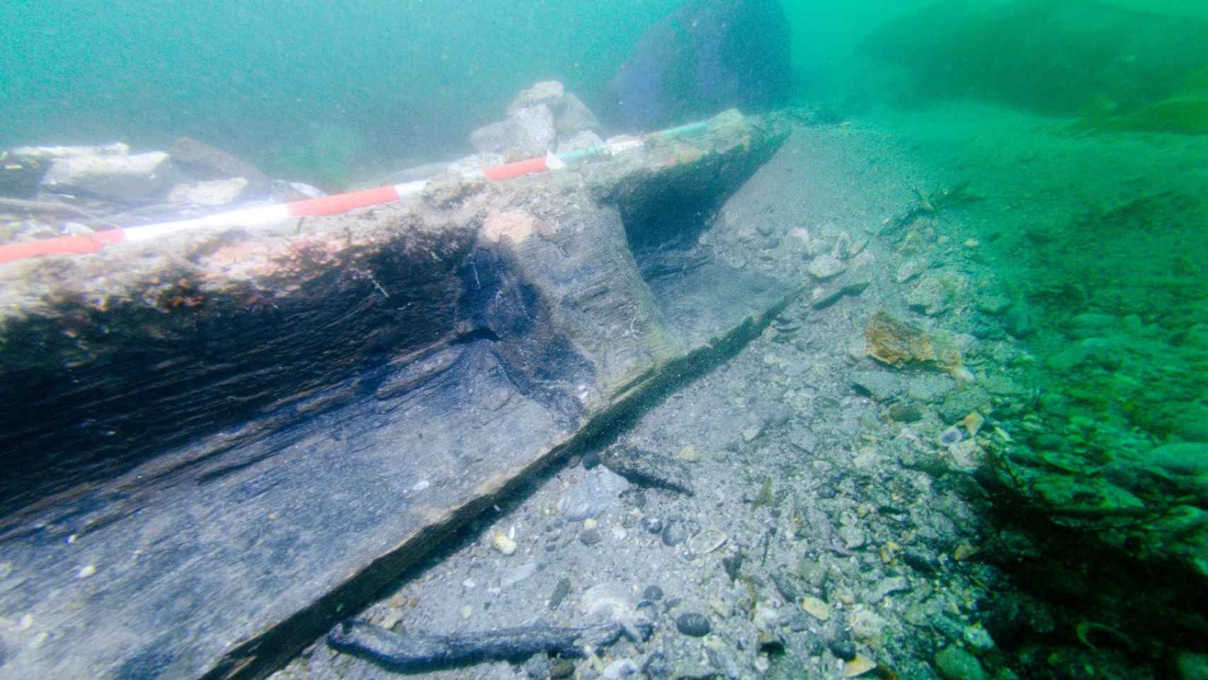 Otra imagen de los restos de la barca.