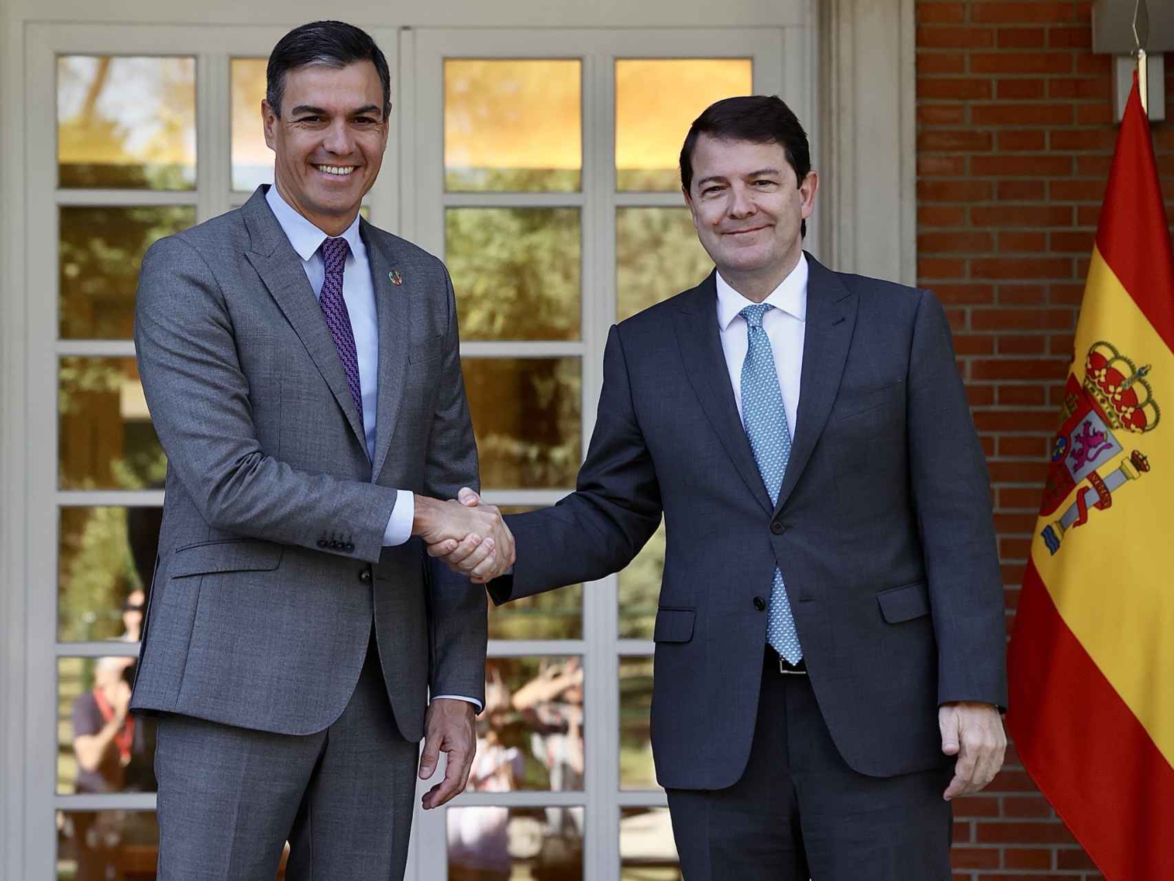 El presidente del Gobierno, Pedro Sánchez, recibe al presidente de la Junta, Alfonso Fernández Mañueco.