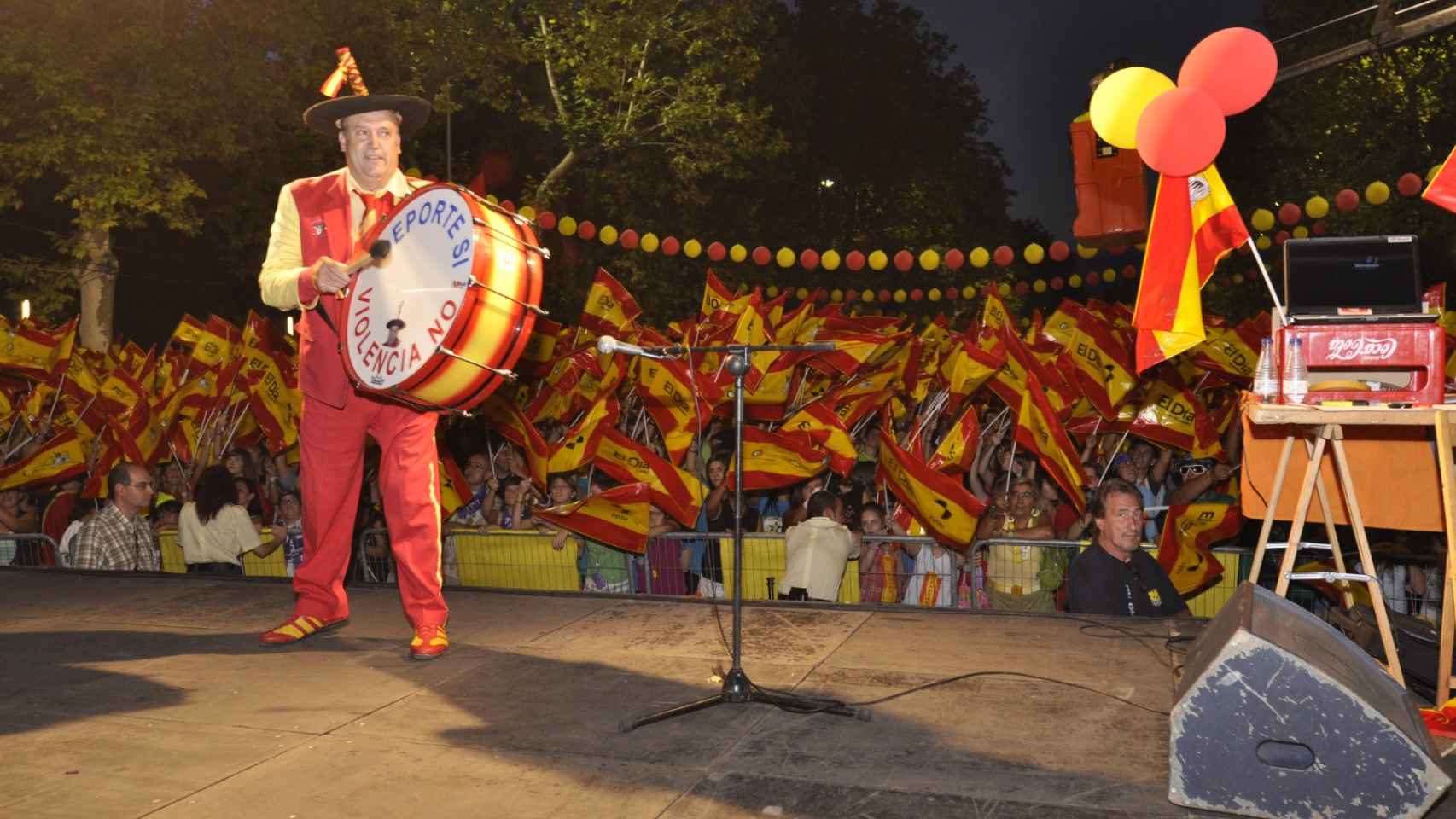 El récord del mayor número de personas ondeando la bandera de España.