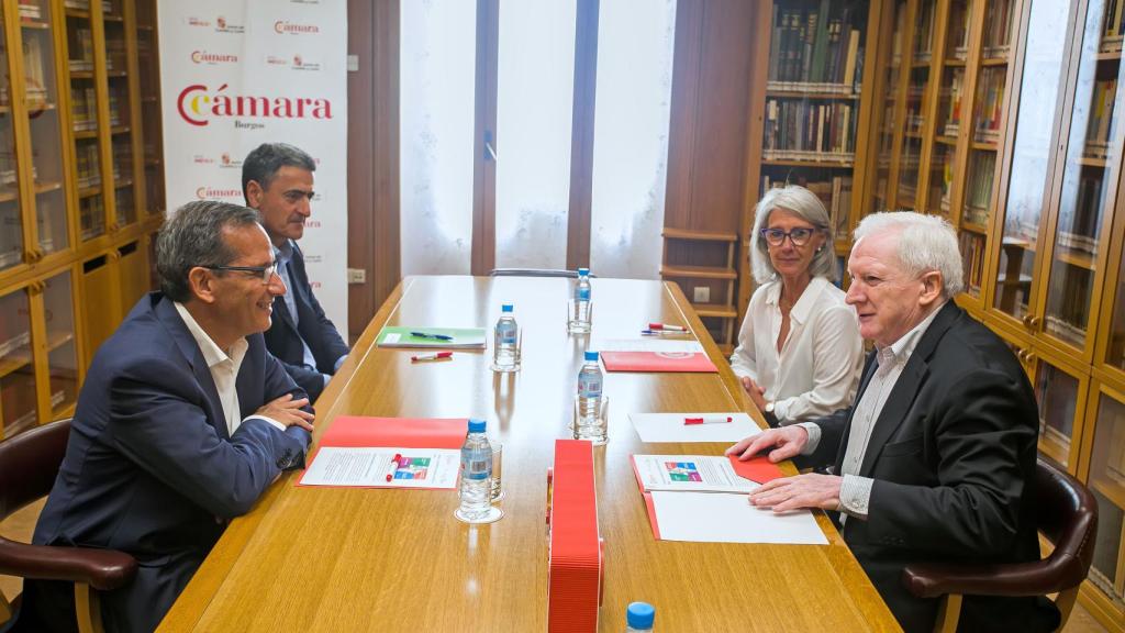 El director general del ICE, Augusto Cobos, en un momento de la reunión de hoy con el presidente de la Cámara de Comercio de Burgos, Antonio Méndez Pozo