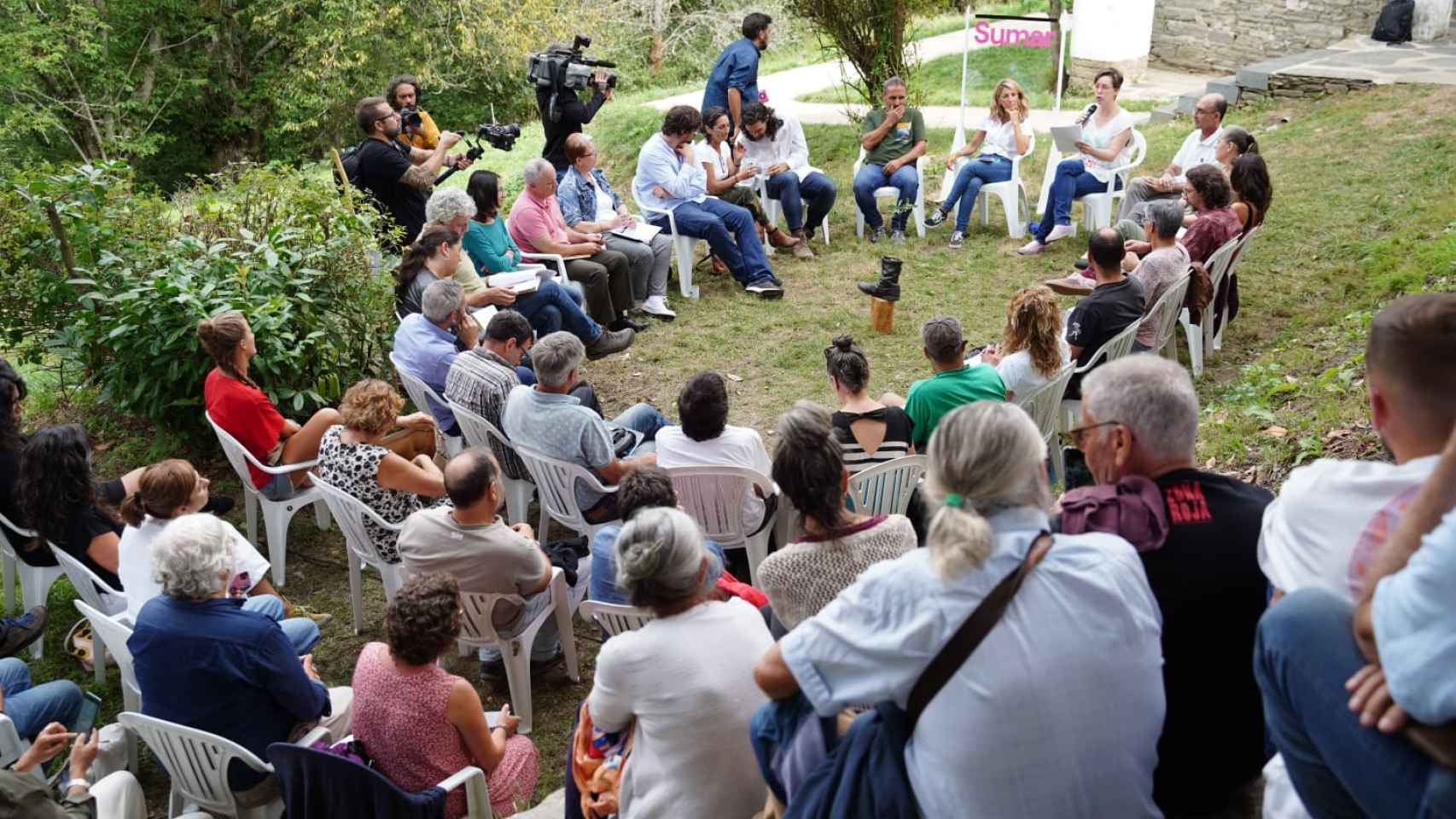 Un grupo de personas, durante la presentación de Sumar en Folgoso do Courel (Lugo).