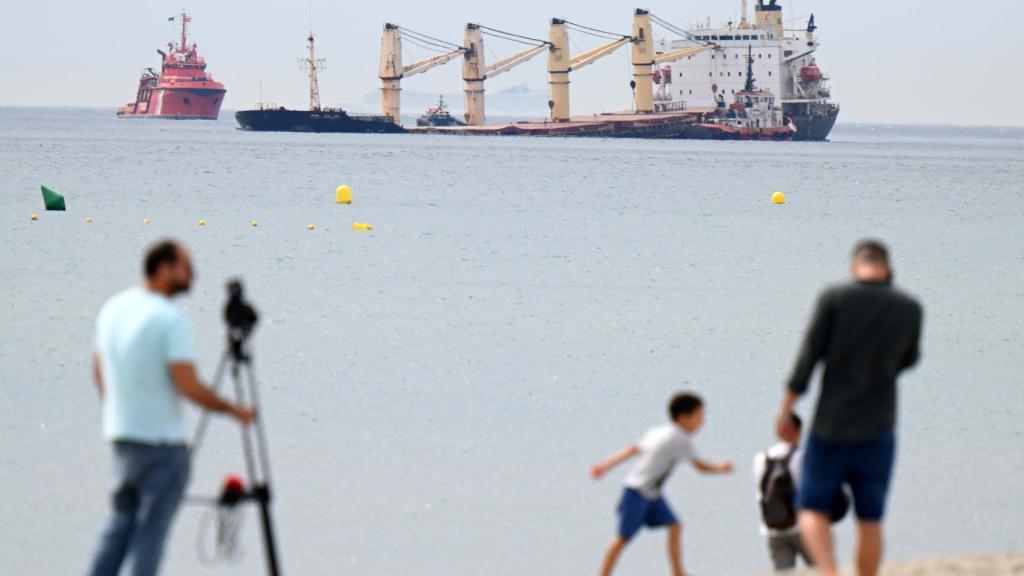 El 'OS35', desde la Playa de Levante, en La Línea de la Concepción