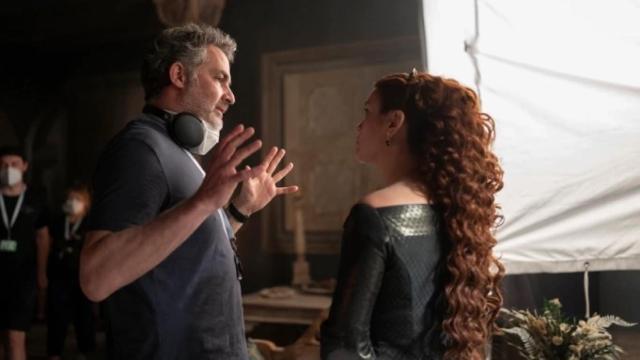 Miguel Sapochnik y Emily Carey en el set de rodaje de 'La casa del dragón'