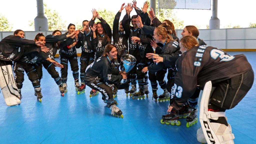 El Munia Panteras celebrando la consecución de un título