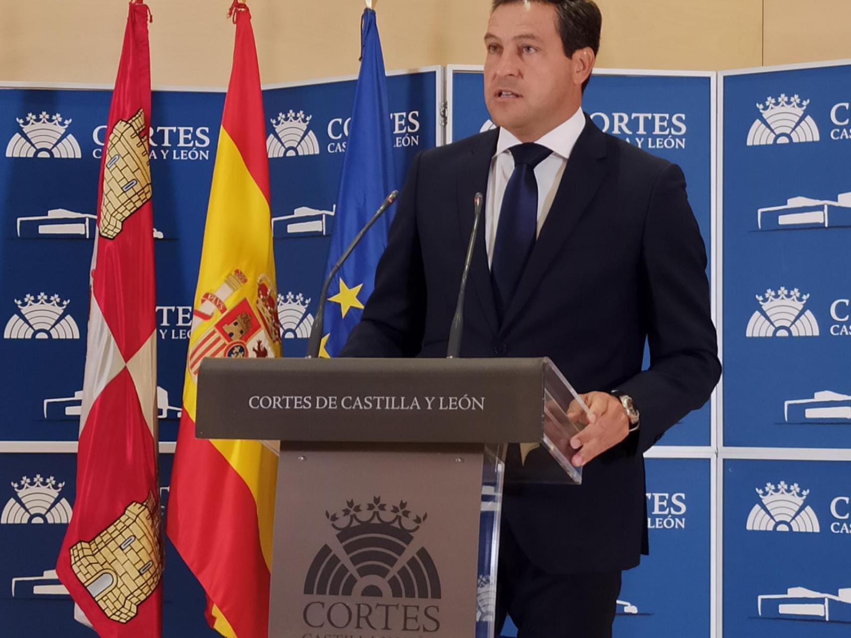 El portavoz del PP en las Cortes, Raúl de la Hoz, durante su rueda de prensa de este jueves.