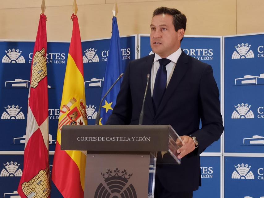 El portavoz del PP en las Cortes, Raúl de la Hoz, durante su rueda de prensa de este jueves.