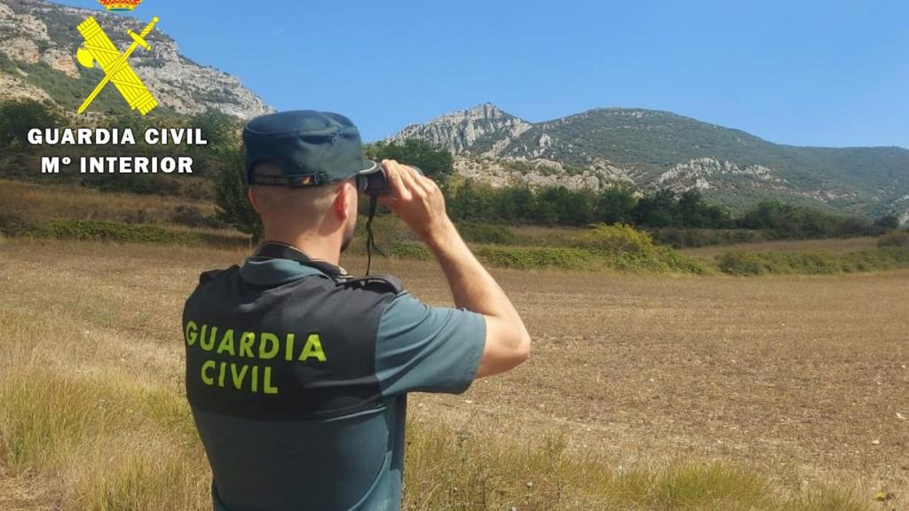 Un Guardia Civil en busca de los senderistas.