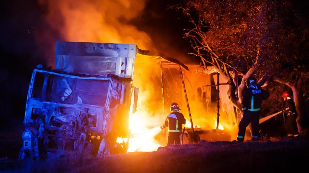 El camión cargado de tapones de corcho resulta calcinado