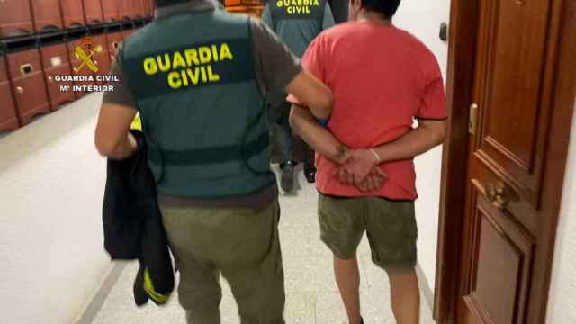 La Guardia Civil se lleva al detenido
