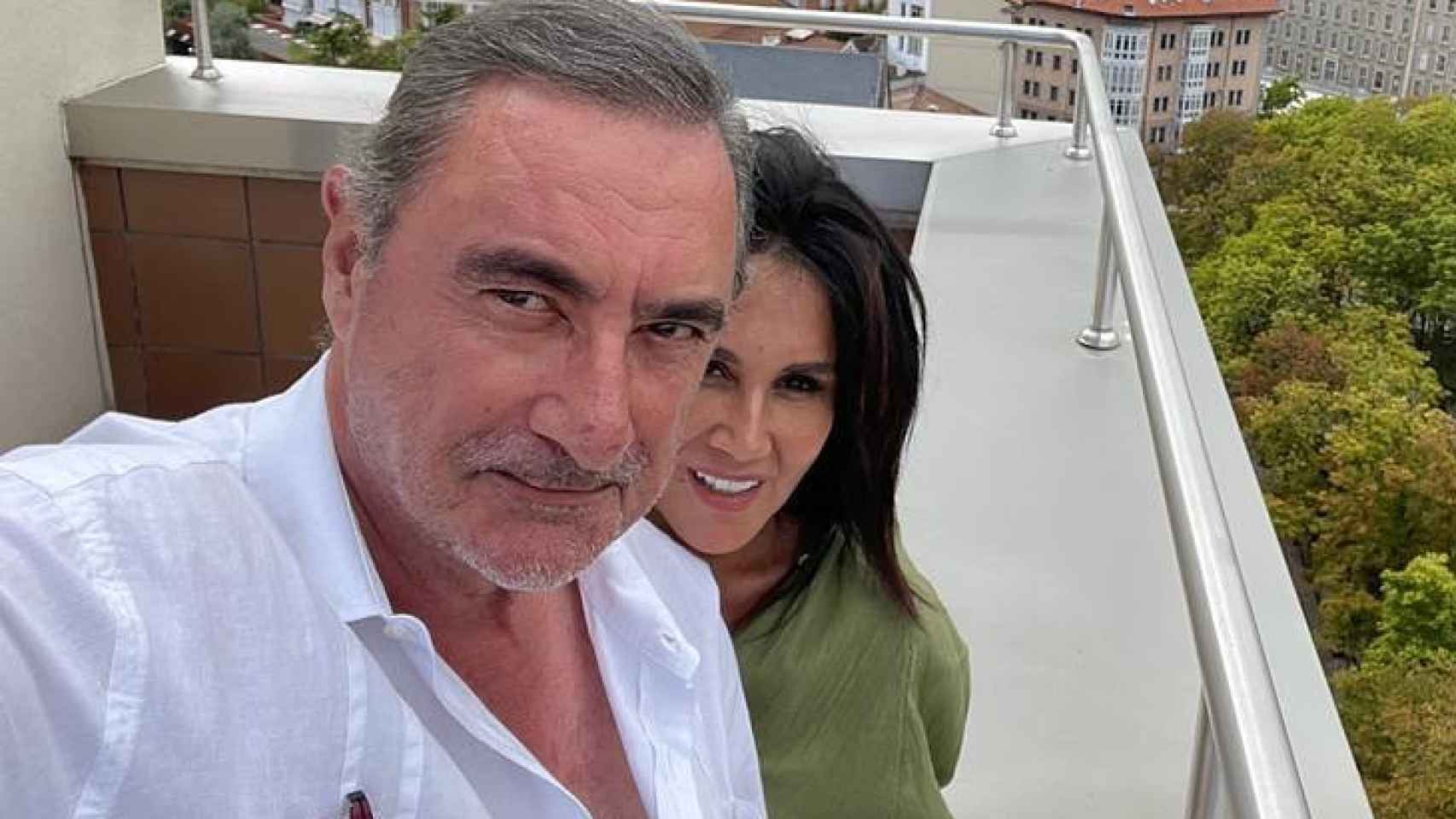 El periodista Carlos Herrera junto a su pareja sentimental, Pepa Gea, en una imagen reciente, tomada este pasado mes de agosto.