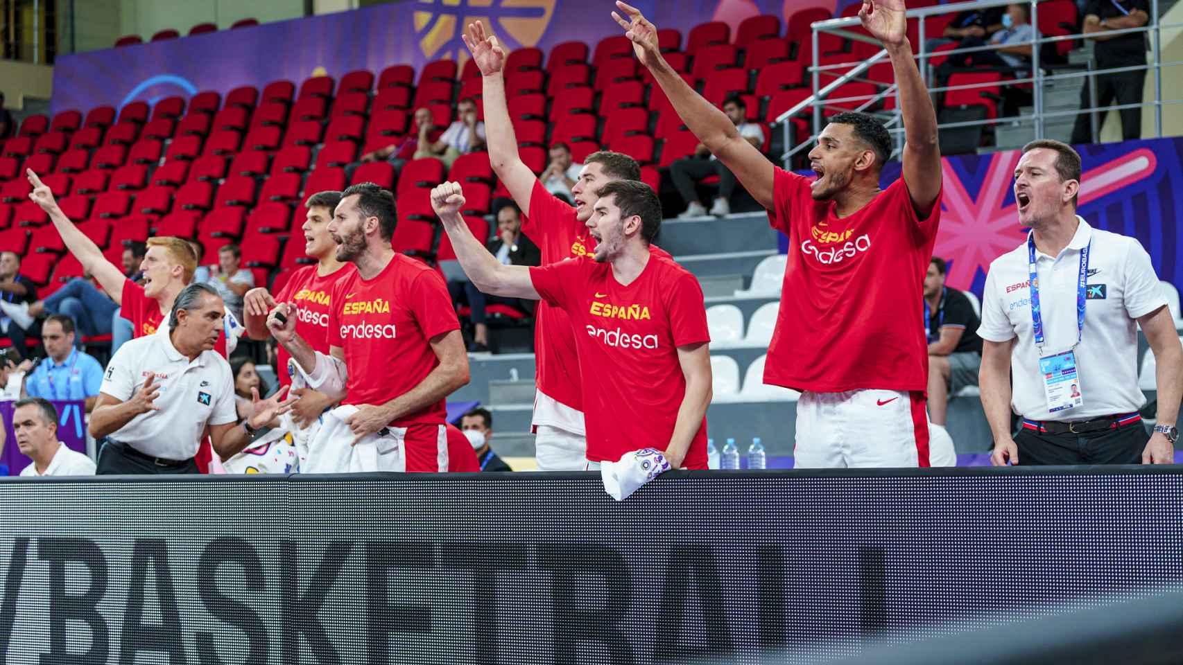 El banquillo de España, con Scariolo a la cabeza, celebra una canasta en el Eurobasket