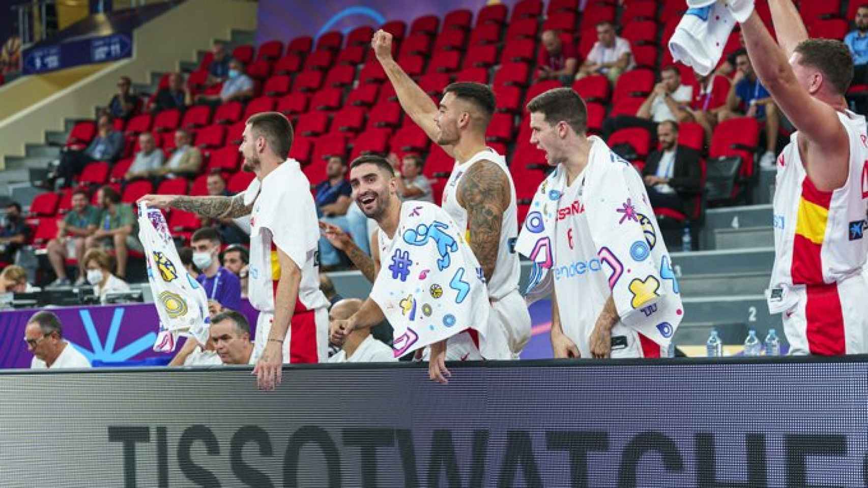 El banquillo de España celebra la victoria contra Bulgaria en el Eurobasket
