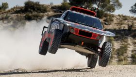 Carlos Sainz presenta su nueva arma para ganar el Rally Dakar 2023: así es el Audi RS Q e-tron E2