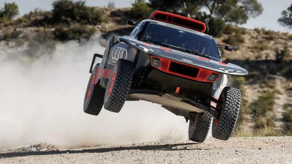 Carlos Sainz presenta su nueva arma para ganar el Rally Dakar 2023: así es el Audi RS Q e-tron E2