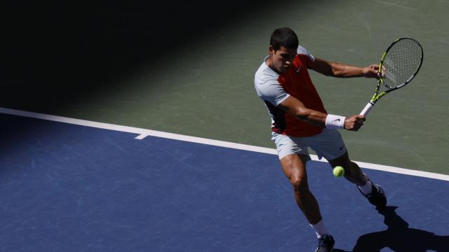 Carlos Alcaraz golpea con el revés.