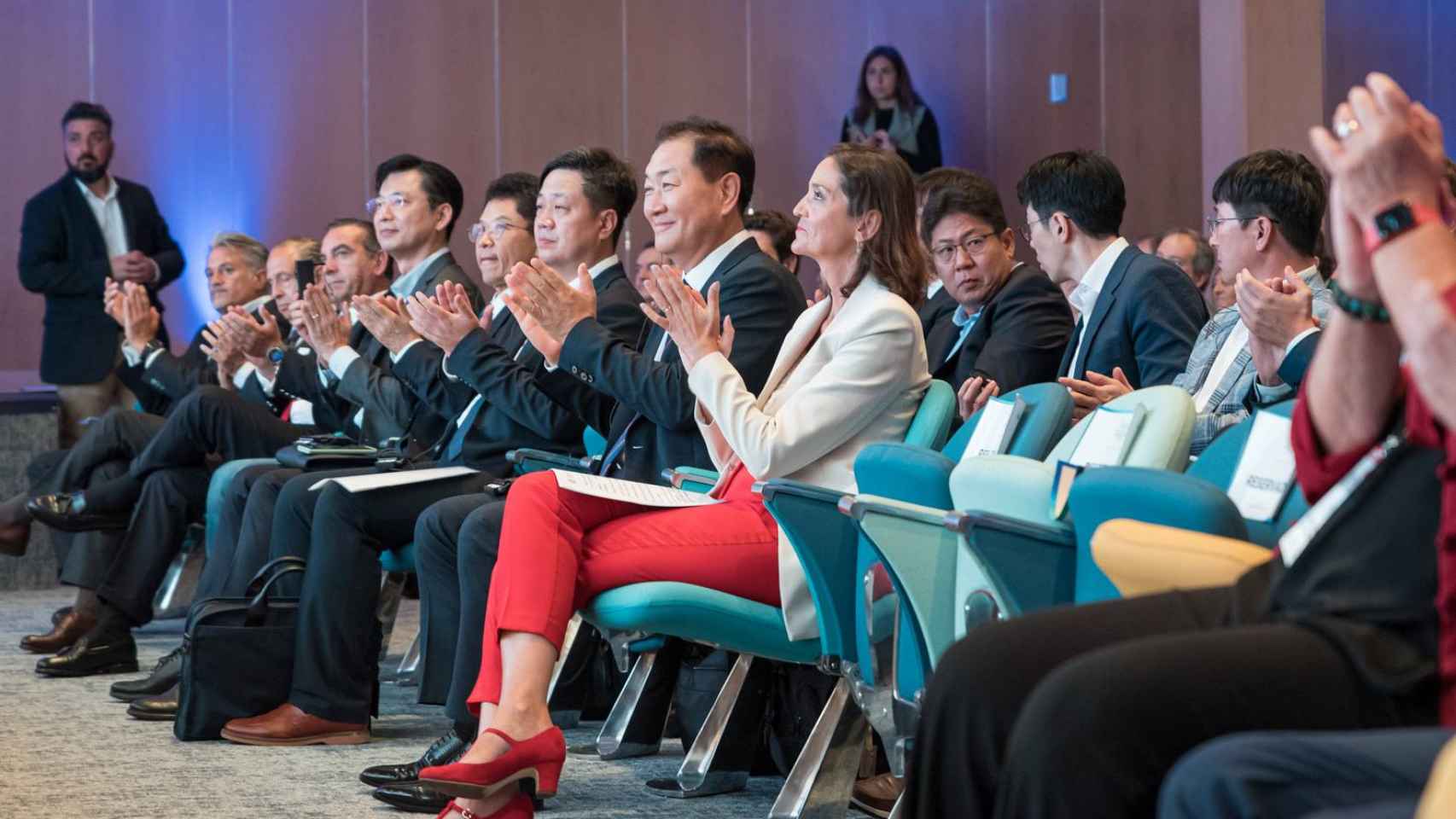 La ministra Reyes Maroto, el CEO de Samsung Jong-Hee Han y el resto de autoridades en el 36º congreso de la patronal Ametic.