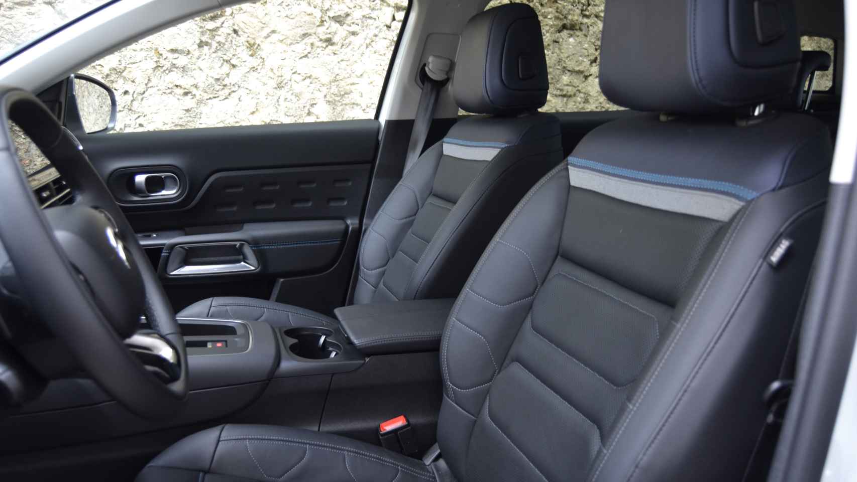 Cuenta con los asientos Advanced Confort de segunda generación.