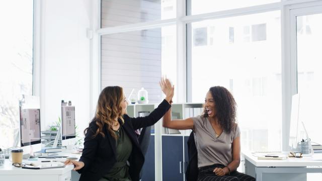 Dos mujeres en el trabajo.