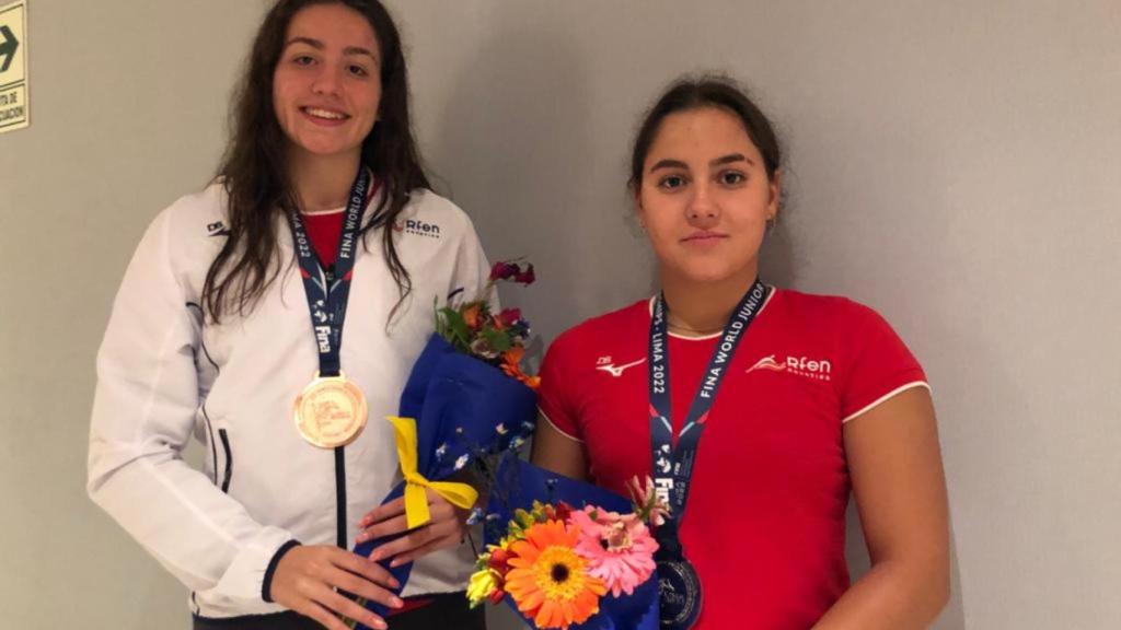 María Ramos y Carla Carrón con sus medallas del Camponato Mundial júnior en Lima, Perú