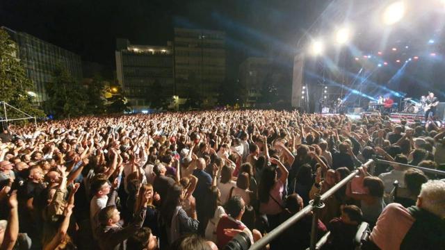 El público congregado en la plaza de Armas se entregó a la música de los murcianos