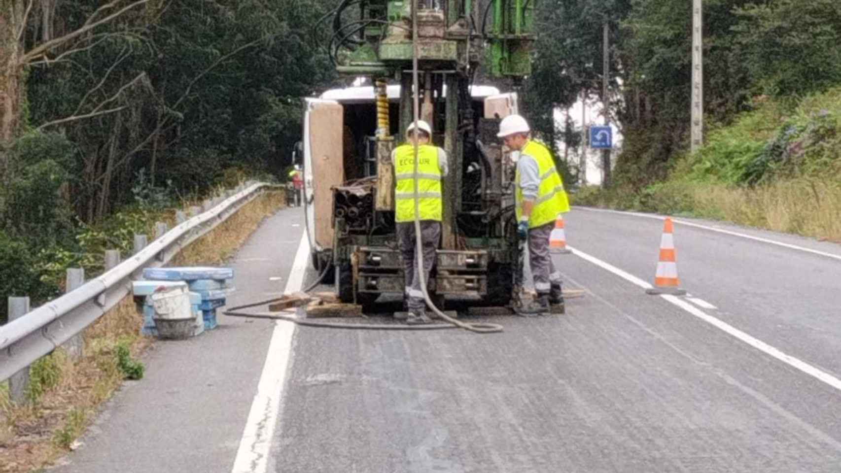 Obras de la senda en la carretera PO-551 entre la Moureira y Palmás, en Moaña (Pontevedra).