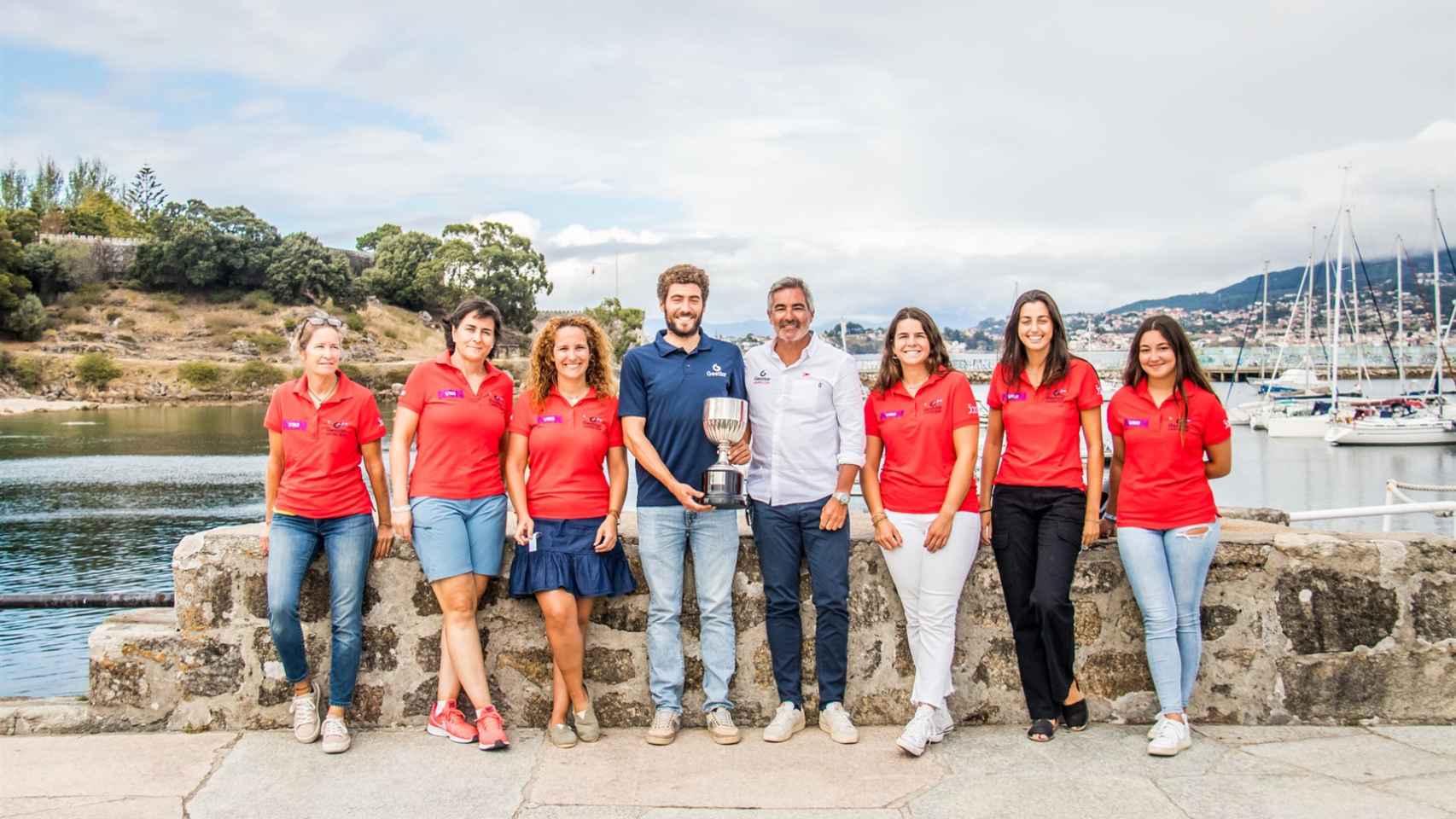 Nico Rodríguez y el presidente de Gestilar, Javier García, en el sorteo de barcos de la Ladies Cup.