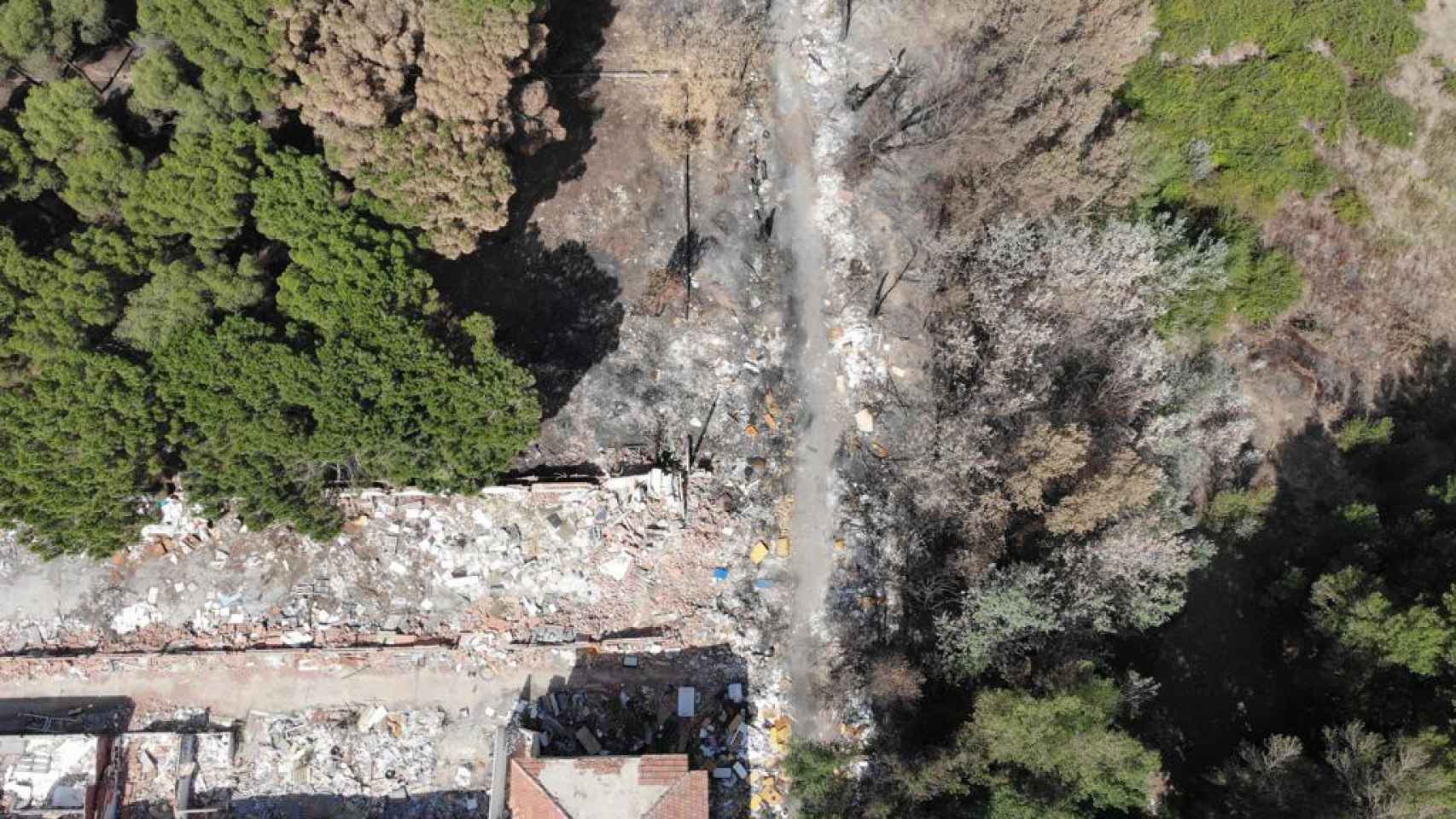 Imagen aérea de un dron en una zona con basura acumulada