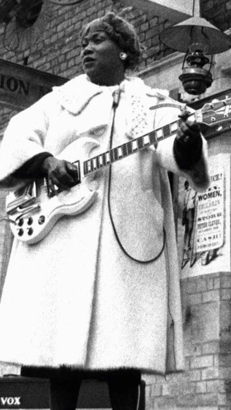 Sister Rosetta Tharpe en el concierto de la estación de tren de Manchester, en 1964.