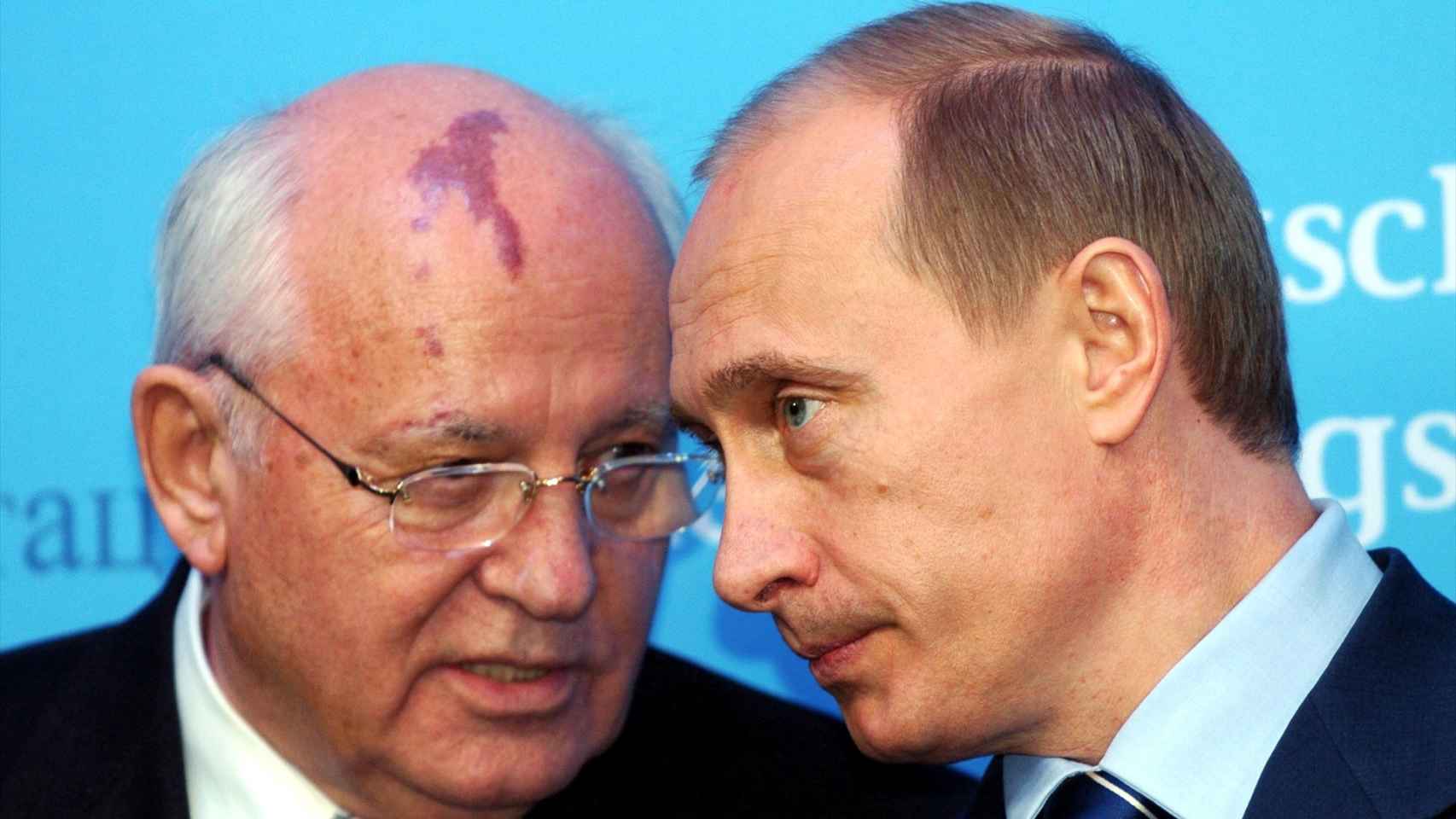 Mijaíl Gorbachov (i) conversa con Vladímir Putin (d)