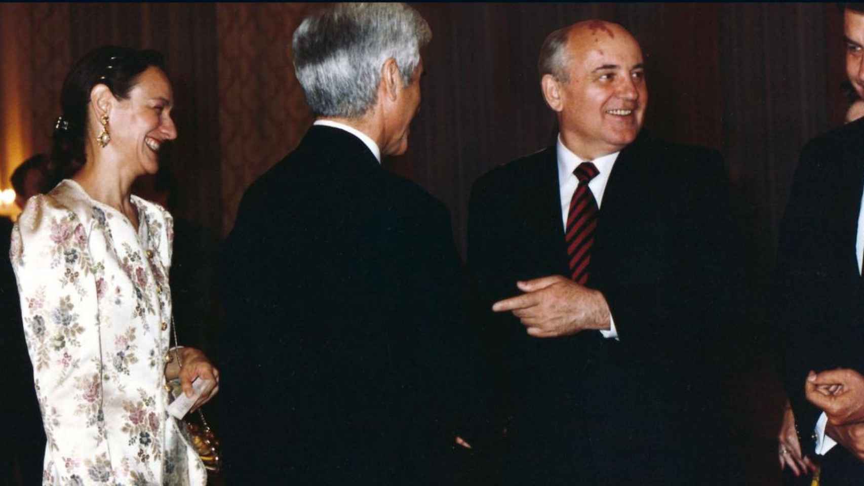 Mijaíl Gorbachov y José Cuenca en un acto oficial
