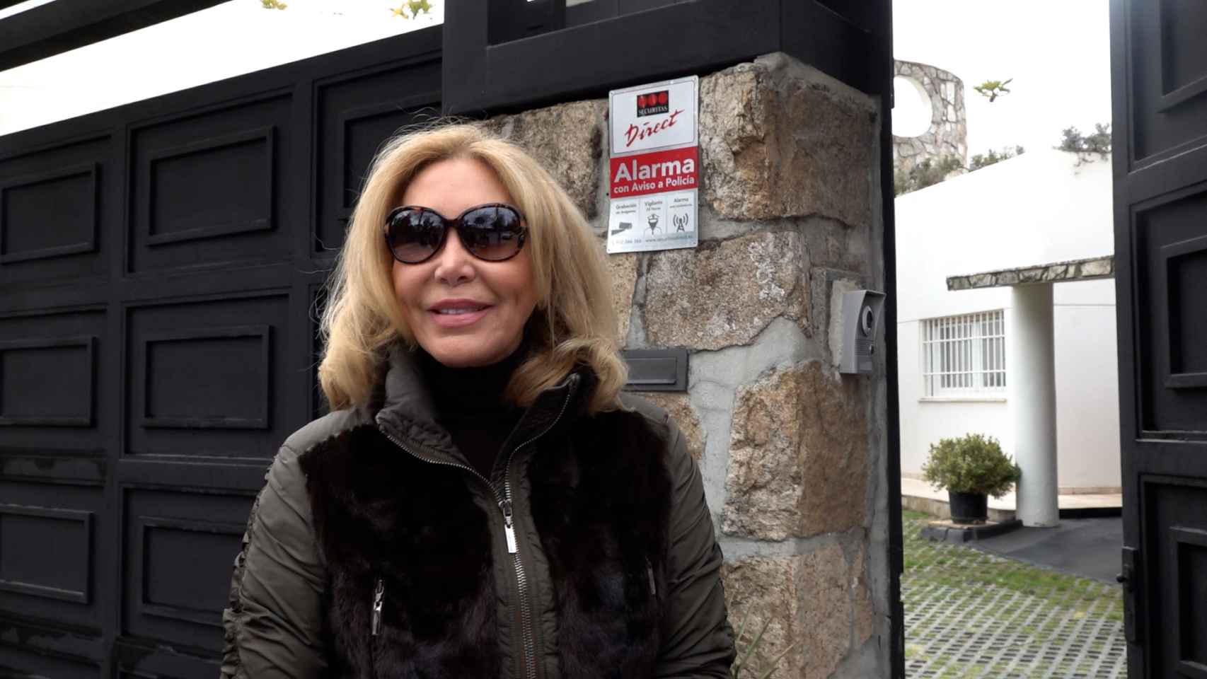 La artista Norma Duval a las puertas de su casa de La Moraleja, en marzo de 2022.