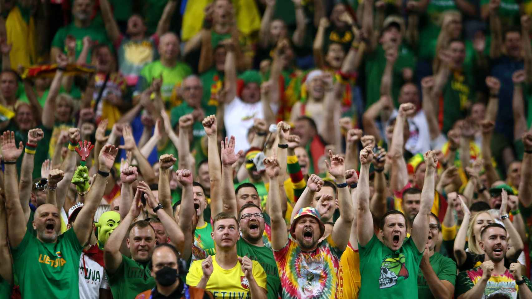 Público lituano en Colonia durante la primera jornada del Eurobasket 2022
