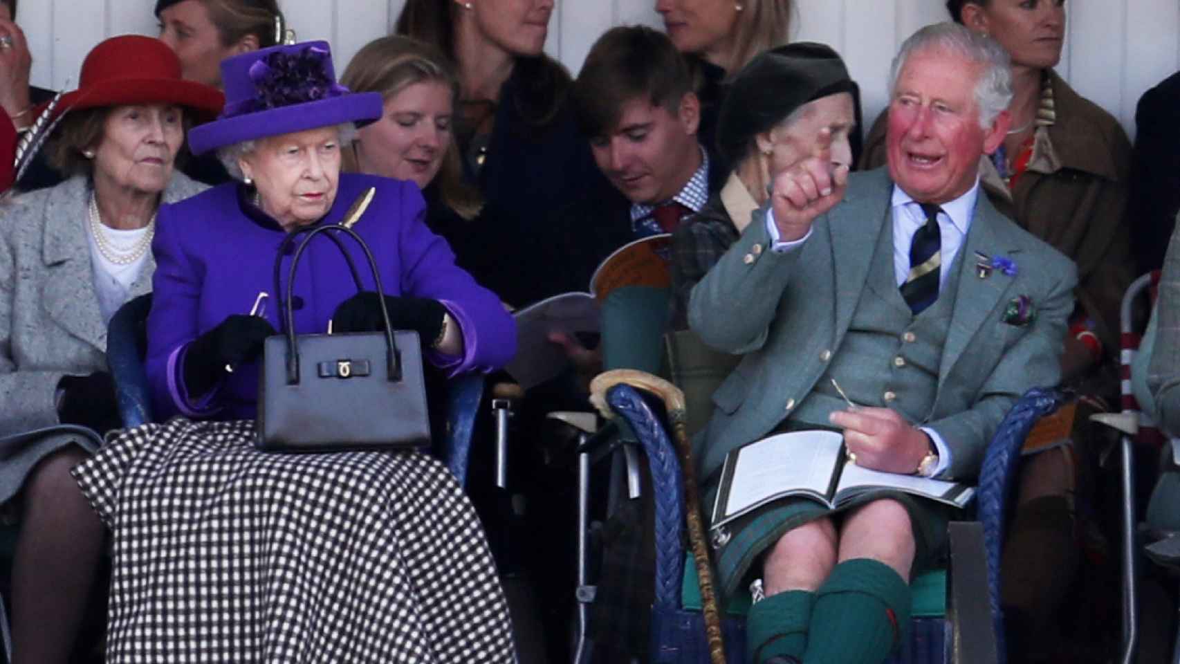 Isabel II y Carlos de Inglaterra, en los juegos de Braemar.