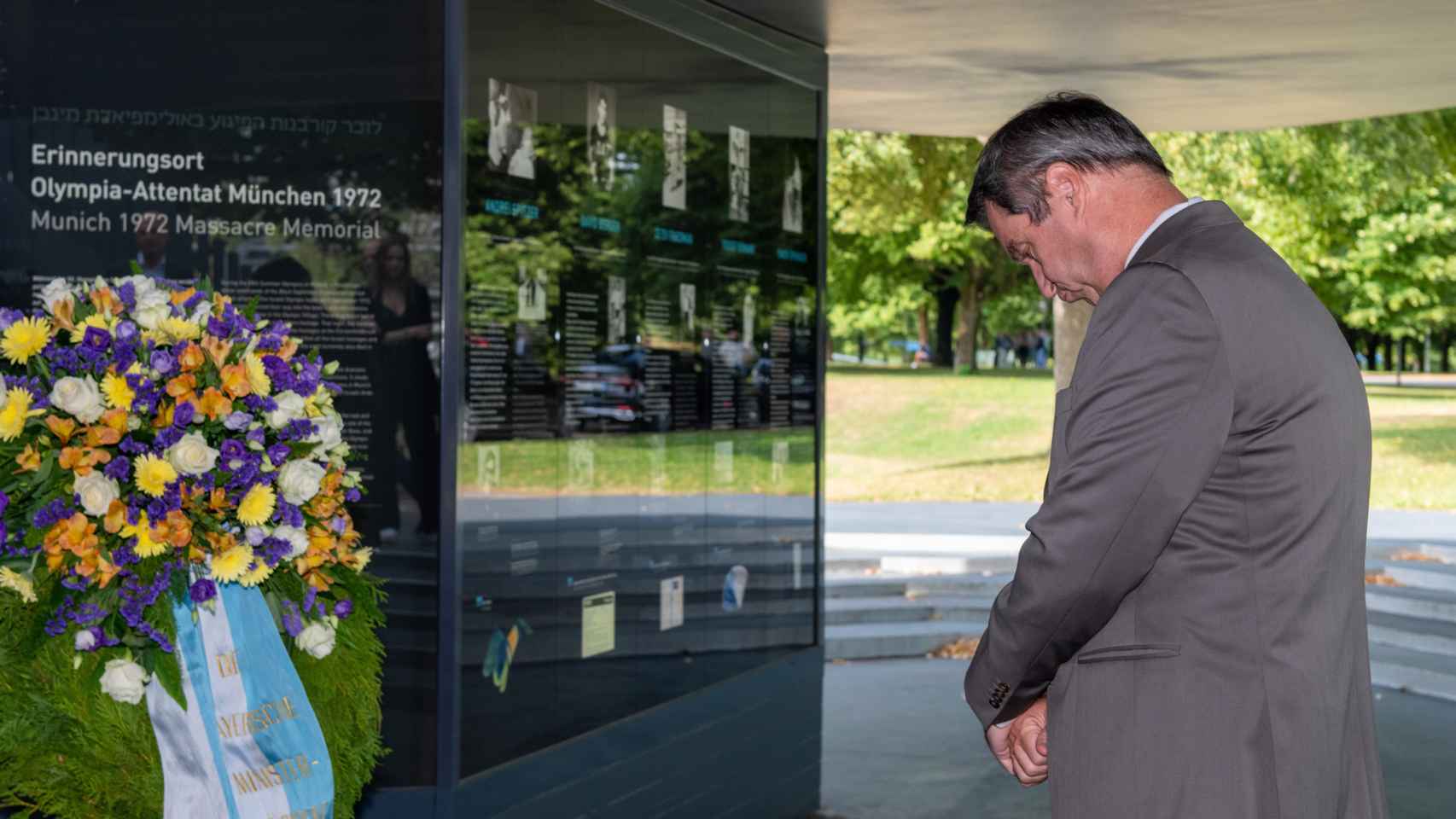 El ministro presidente de Baviera, Markus Söder, rinde homenaje a las víctimas de la masacre de Múnich 72, en una conmoración celebrada el 27 de julio de 2022.