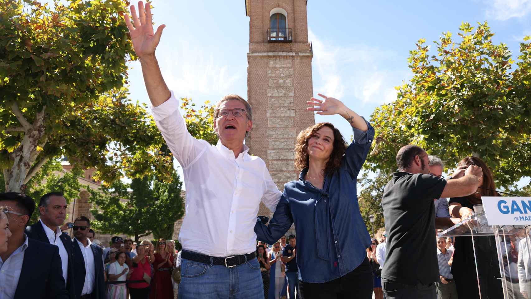 Ayuso y Feijóo en la Plaza Cervantes de Alcalá de Henares este viernes.