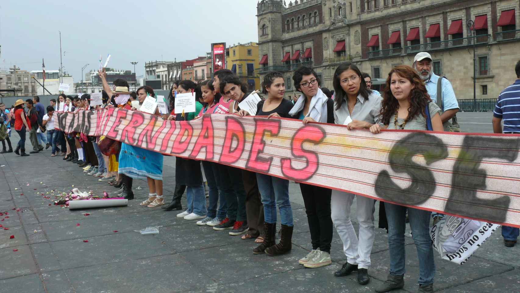 Decenas de mujeres sostienen una pancarta con el mensaje No a las maternidades secuestradas en el Zócalo (Ciudad de México).