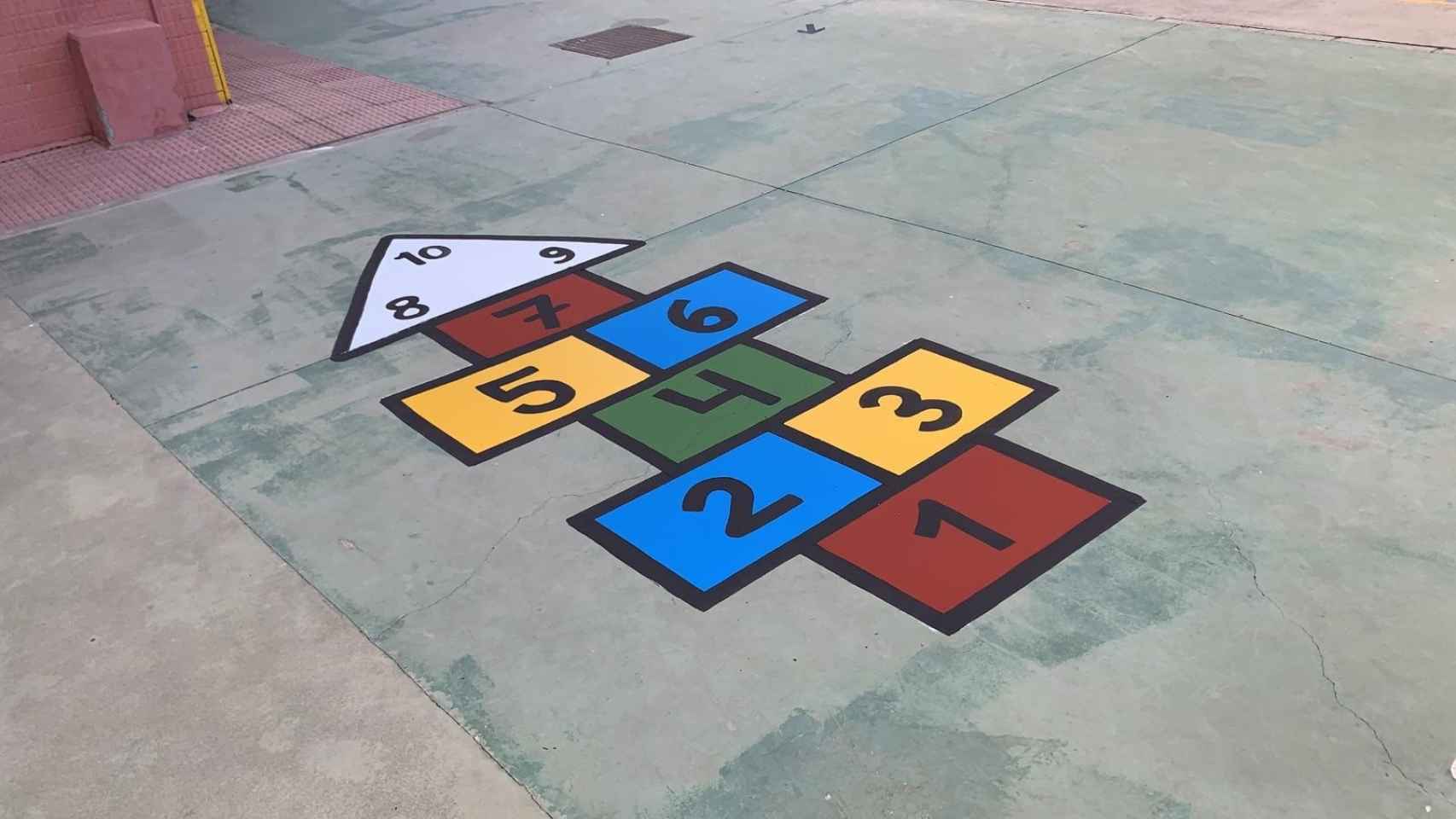 Un juego pintado en el patio de un colegio murciano, en 2020.