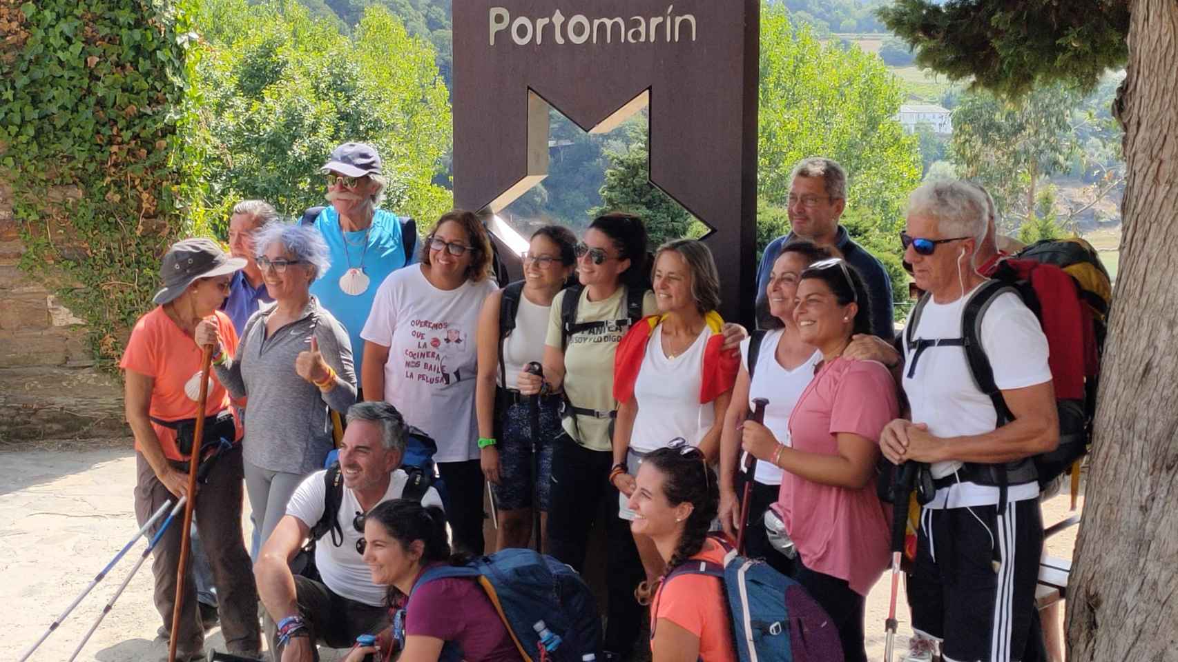 Macarena Olona y la comitiva a su llegada a Portomarín.