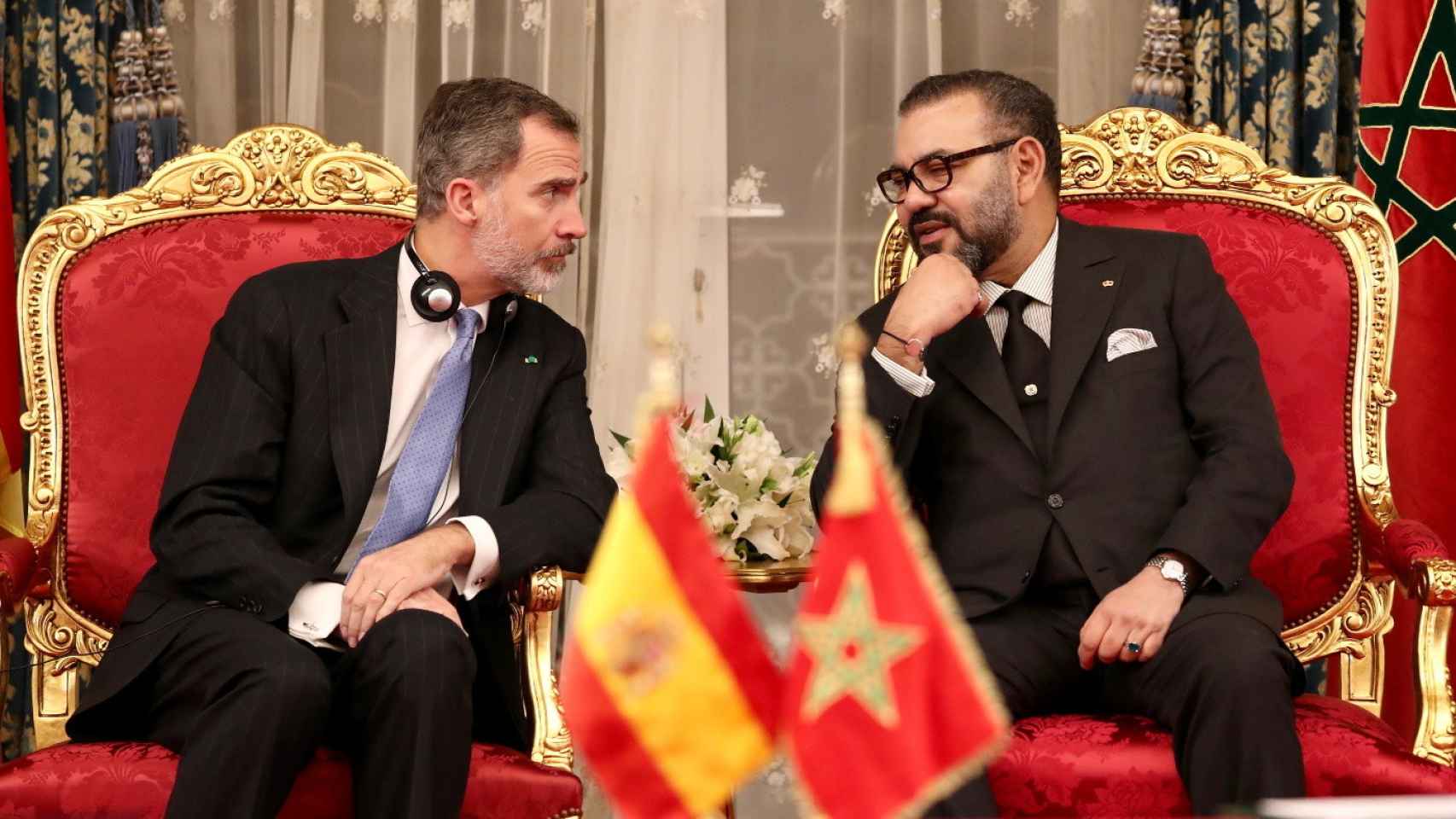 El rey Felipe VI (i) y el rey Mohamed VI (d) conversan durante un acuerdo bilateral celebrado en 2019