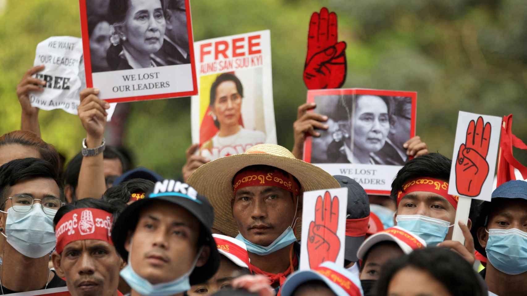 Decenas de personas pidiendo la liberación de Suu Kyi en febrero de 2021, justo después del golpe militar.