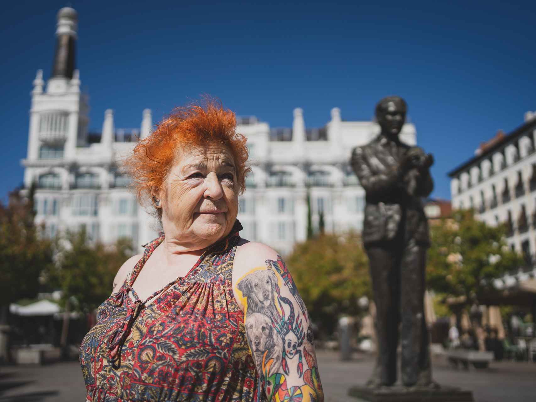 Ana junto a la estatua de Lorca en la plaza Santa Ana.