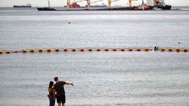 Un gibraltareño toma fotografías del buque siniestrado.