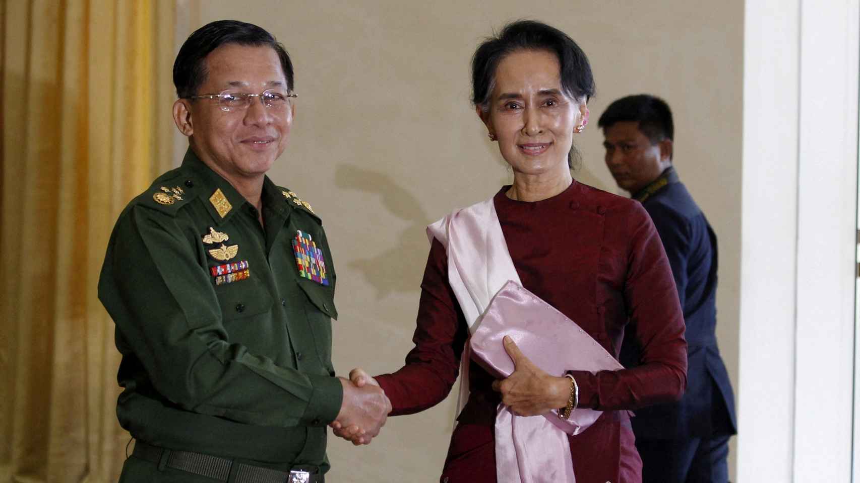 El general Min Aung Hlaing, comandante en jefe de Myanmar, junto a Aung San Suu Kyi antes de su reunión en la oficina de Hlaing en 2015.